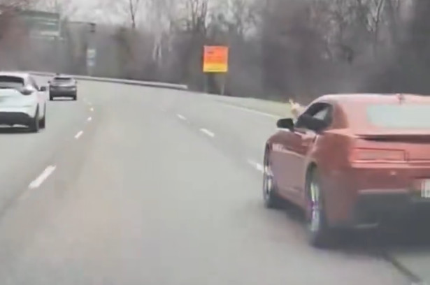 Video: Le saco el dedo mientras invadía su carril, pero miren lo que le paso