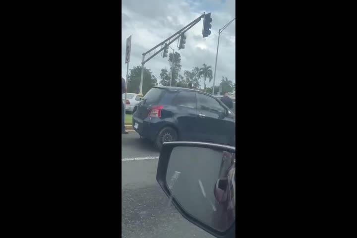 Video: Ahora vehículo volcado en la avenida Barbosa de Hato Rey