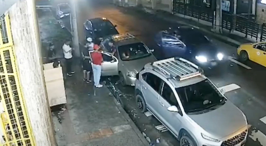 Video: Hombre en Colombia se salva de una masacre al meterse de bajo de un auto
