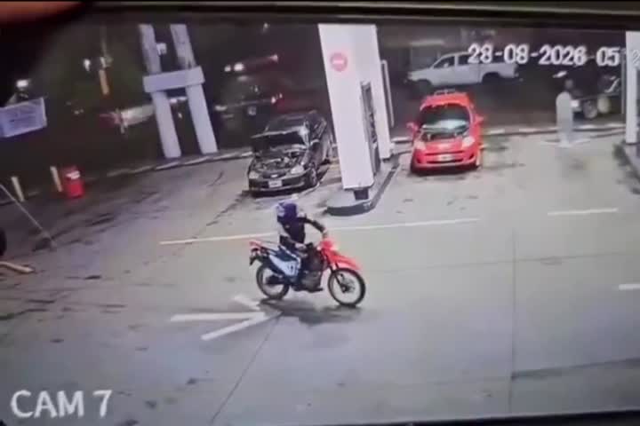 Video: Una policía echaba gasolina cuando dos "Cacos" aparecieron y todo terminó a los tiros