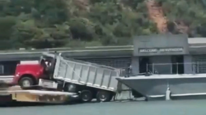Video: Camión casi se cae al agua en Ceiba