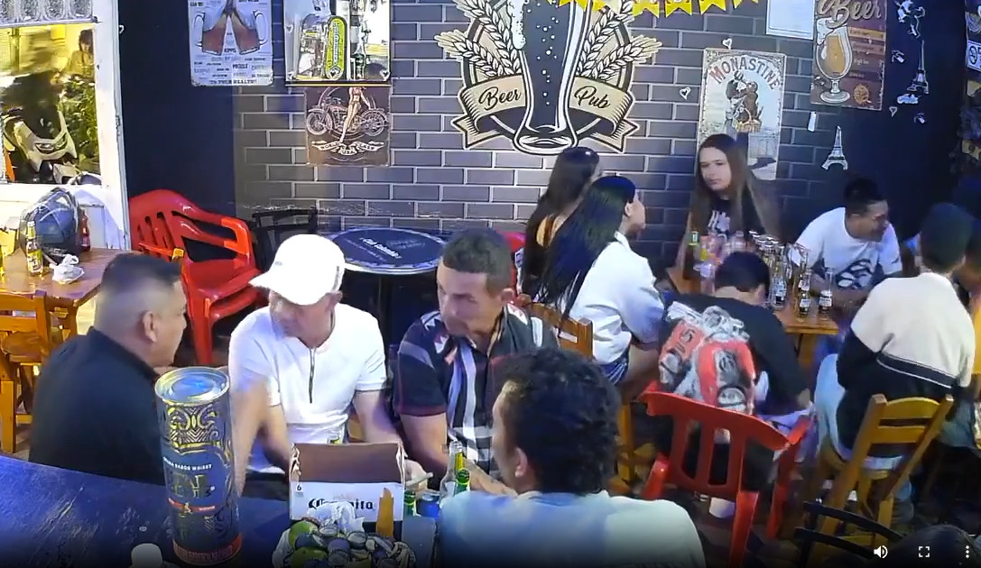 Video: Violento video muestra como sicario entra a restaurante en Colombia y dispara contra una pareja