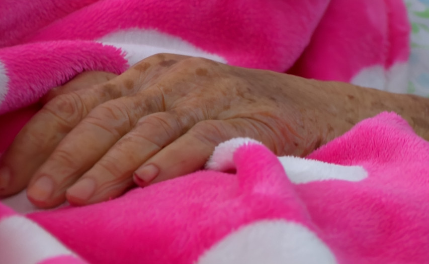 Video: Piden voto adelantado para encamada con Alzheimer sin su autorización en Jayuya