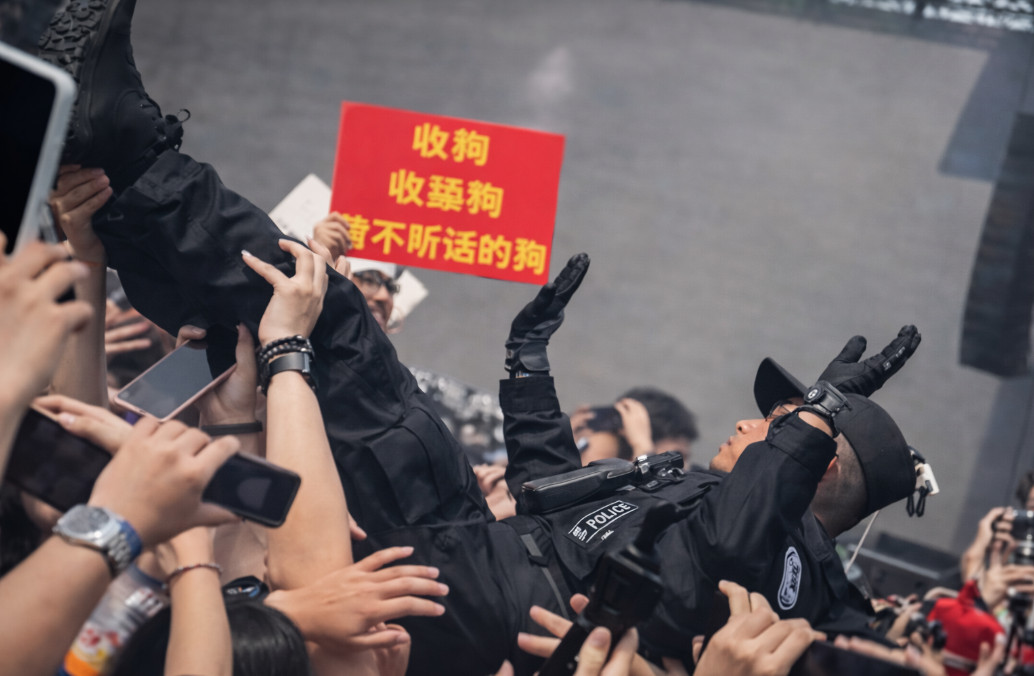 Video: Público en China levanta a un policía y lo "surfea" entre la multitud en pleno concierto