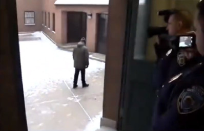 Video: Filtran video de Maduro disfrutando de sus 30 minutos al sol en la cárcel de NY