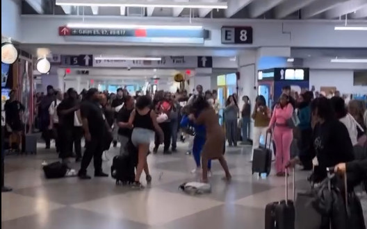 Video:Dos doñas se empaquetan en aeropuerto de Philadelphia