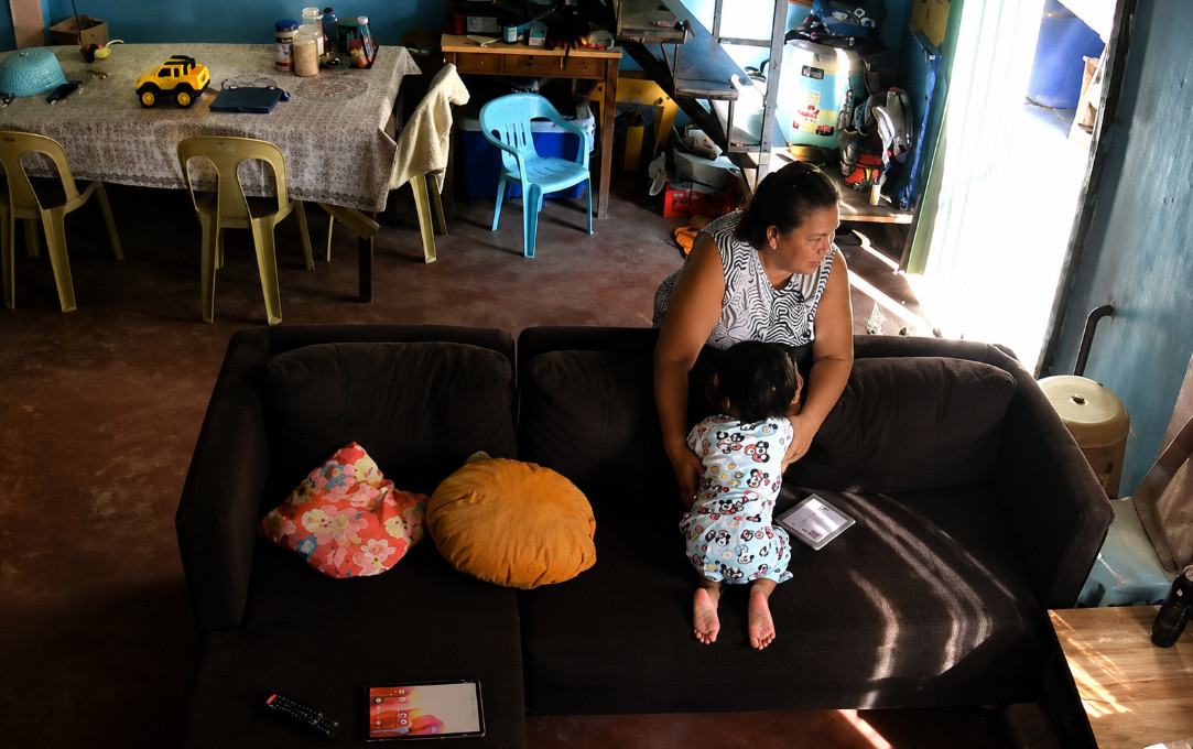 Video:La abuela arriesgó todo para proteger a un niño durante el terremoto de magnitud 7.8 en Filipinas