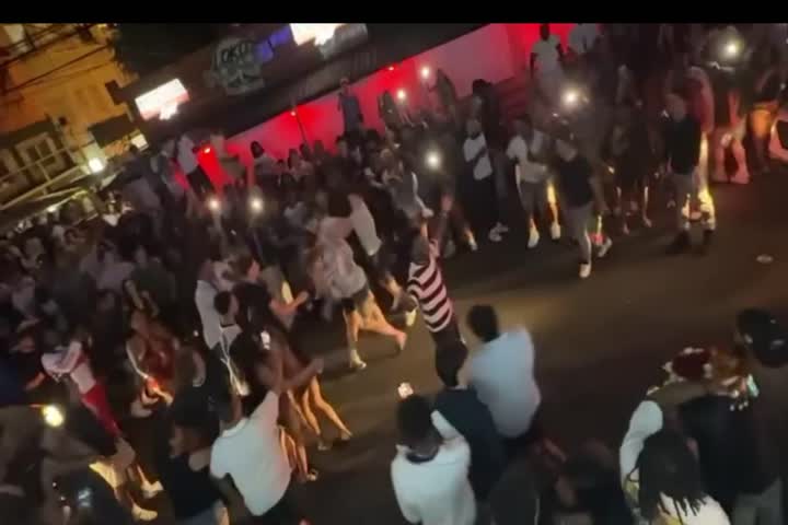 Video: No solo fueron las neas las que pelearon anoche en la placita, También los nenes