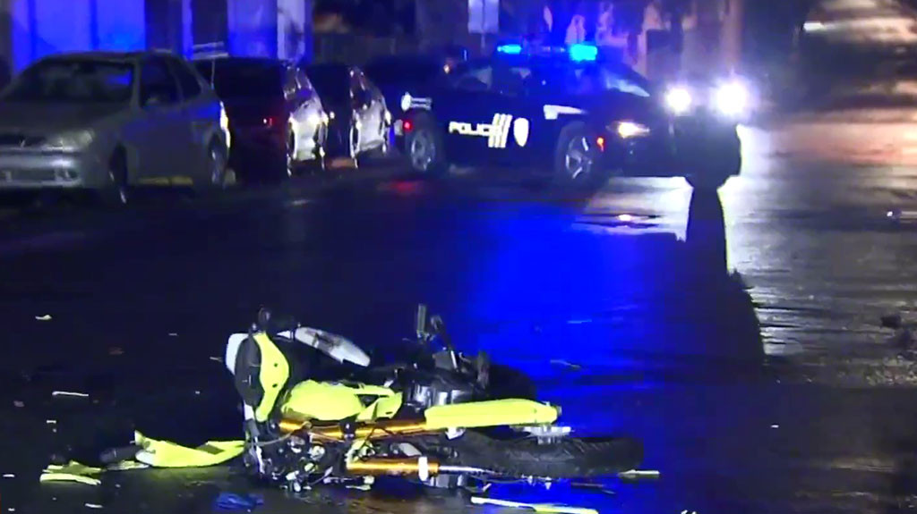 Video: Investigan circunstancias de accidente entre guagua y motoras en Santurce