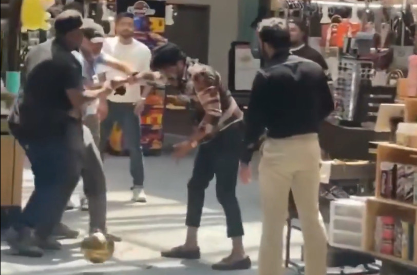 Video: Hombre apuñala a empleado en un centro comercial y termina brutalmente golpeado por testigos