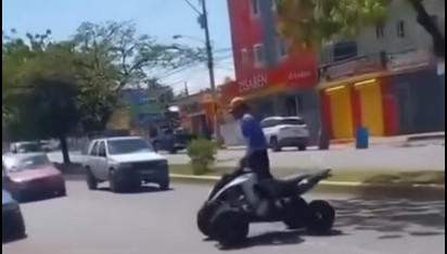 Video: Se creía el dueño de la calle con su FourTrax, pero miren lo que le pasó