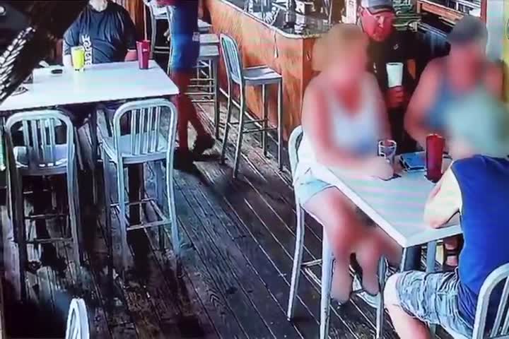 Video: Suspenden a sargento borracho tras agresión a pareja en un bar de Florida