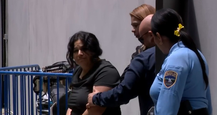 Video:Madre imputada de apuñalar a su hijo de siete años enfrenta vista preliminar