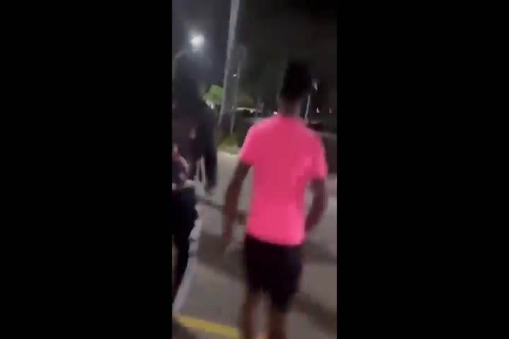 Video:  Se bajó los pantalones en un supermercado y recibió tremenda "Zurra"
