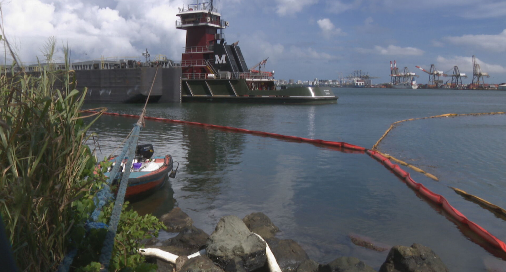 Video: Investigan derrame de combustible en el puerto de San Juan