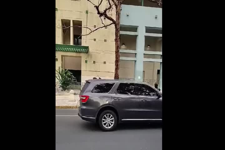 Video del momento en que mujer Boricua Felicita a agentes de ICE por arrestar indecentada en Santurce