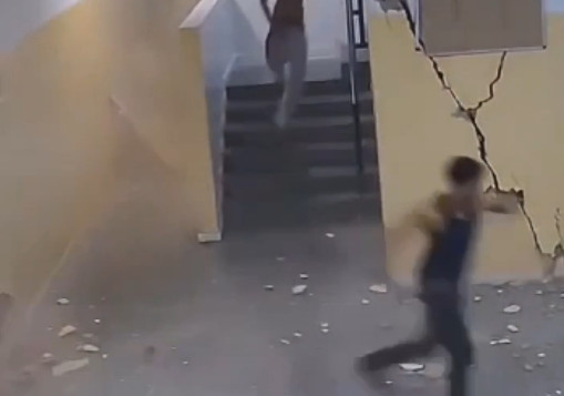 Video:Momento de terror, gente huye del doble sismo en Venezuela mientras el edificio colapsa a su alrededor