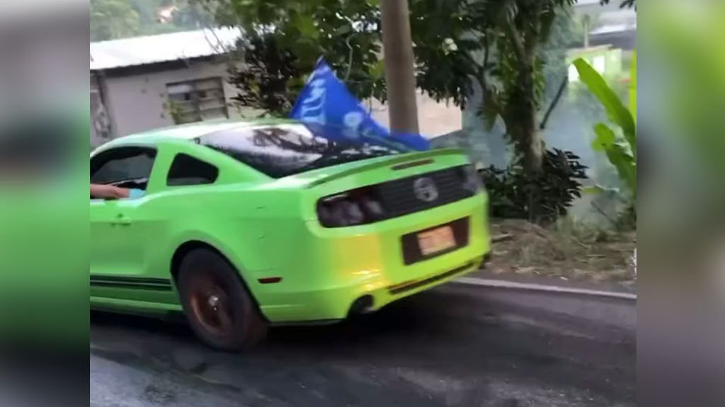 Video: Celebraba cierre de campaña chillando goma en su Mustang y terminó metiéndole a un poste