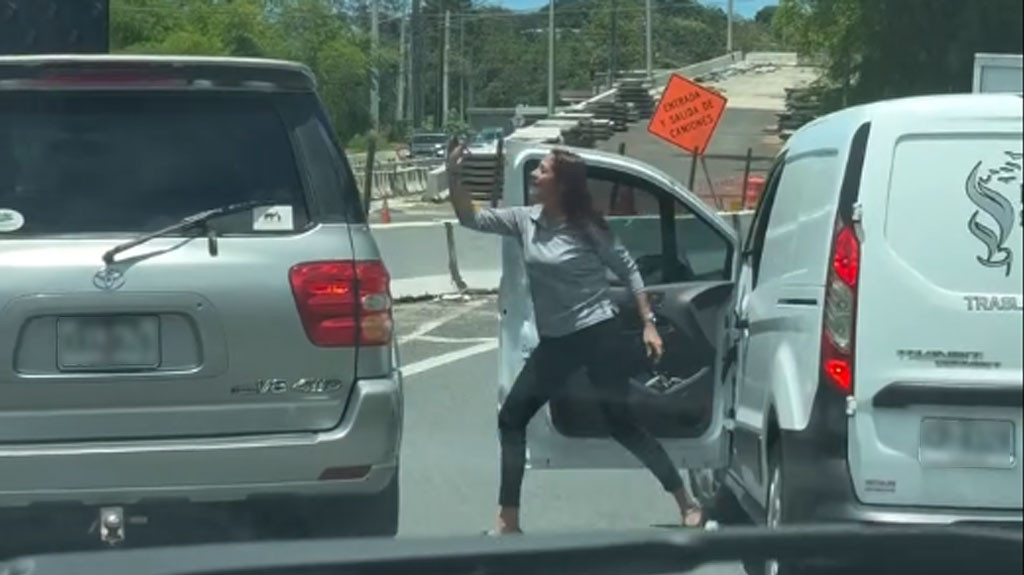 Video: Conductora de una guagua de funeraria en PR anda "Guapa" en la calle
