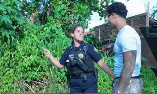 Video: Mujeres policías detiene a Reguetonero Lunay para tomarse una foto