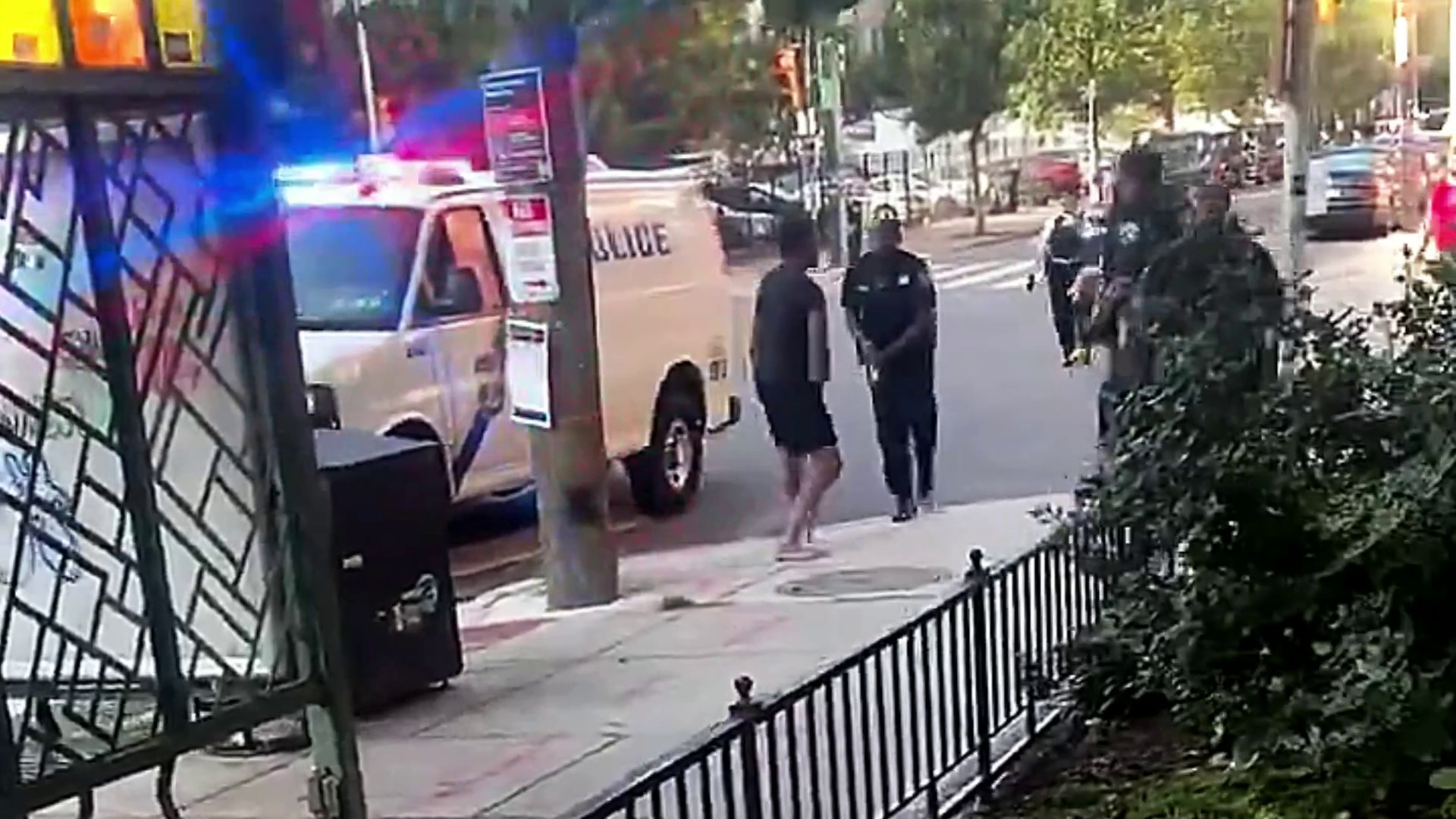 Video: Trató de agredir a una persona frente a varios policías, los Taser no lo detuvieron y miren cómo terminó