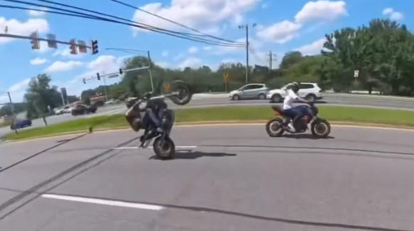 Video: De payaso se puso a "Wheeliar" en la motora y no se callo una si no dos veces