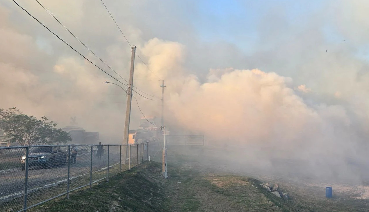 Video: Fuego forestal de grandes proporciones en Lajas provoca desalojo de residentes