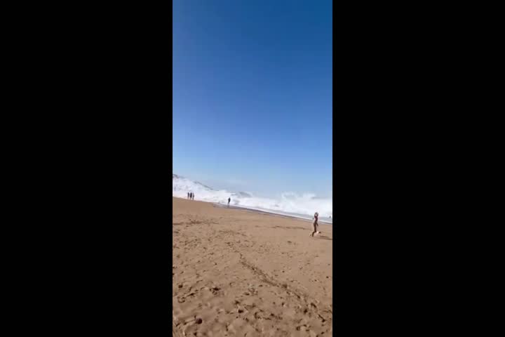 Video: Impresionante video muestra como el mar se quedó hoy con la playa de Vega Baja