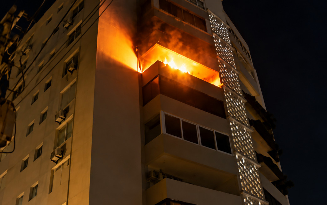 Video: Rescatan a dos hermanos y sus tres perros de incendio en condominio de Miramar