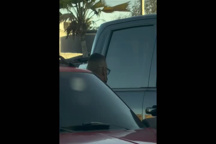 Video: Mangao en video intentando robar hoy en una guagua estacionada en SuperMax de Dorado