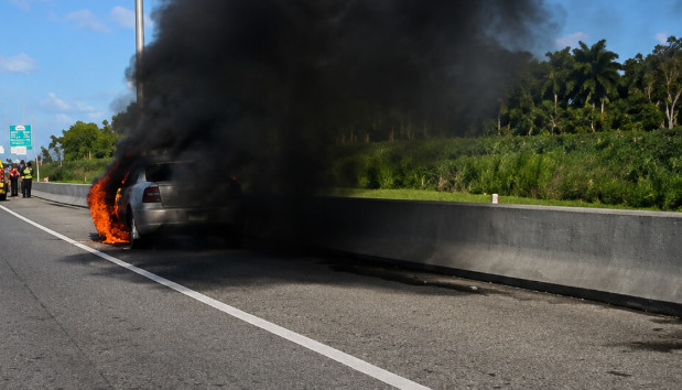 Video: Vehículo se prende en fuego en el Expreso 22 en dirección a San Juan