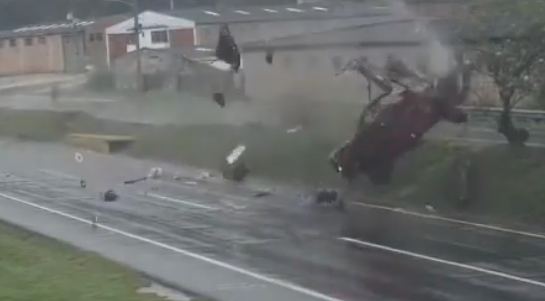 Video:El carro se va haciendo cantos tras perder el control y volcarse en plena carretera de Colombia