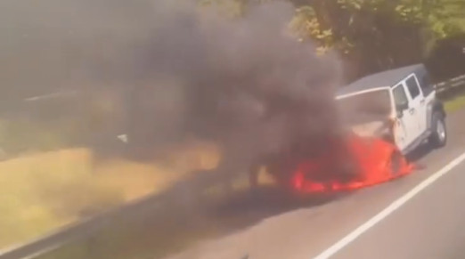 Captan en video vehículo incendiado en el expreso 22 en dirección de Barceloneta a Arecibo