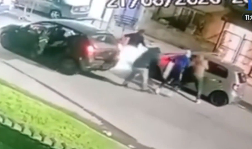 Video: "Cacos" intentaron robarle el carro a una pareja de policías y miren cómo terminaron