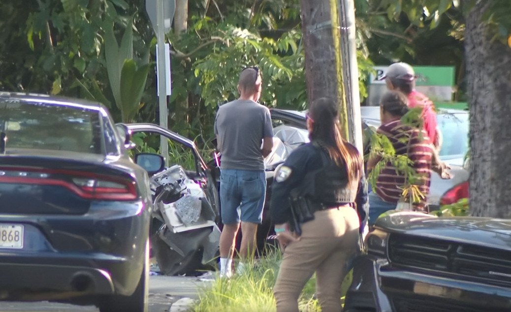 Video: Dos mujeres heridas tras volcarse auto en Bayamón