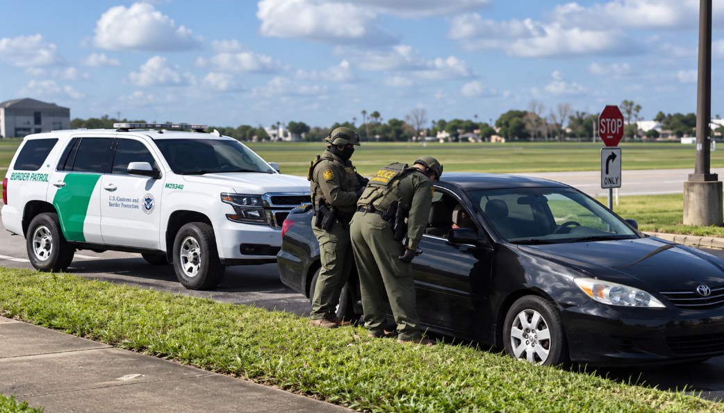 Video: Puertorriqueño en Kissimmee capta en video una intervención de ICE protagonizada por un agente que también es boricua.