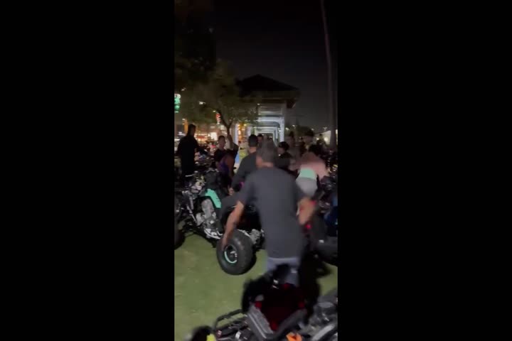 Video: Dos mujeres se "Empaquetan a las Trompas" durante corrida de motoras de anoche en PR