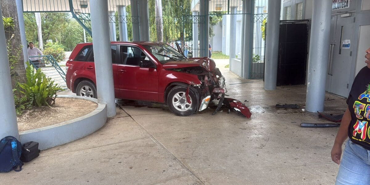Video: Mujer esbarata su guagua al llevarse el portón y termina dentro de la escuela Pedro "Nini" Colón en Juana Díaz