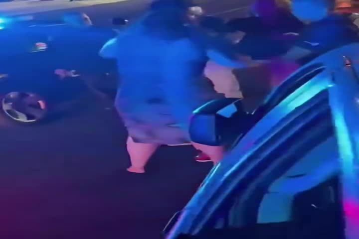 Video: Borrachos se le ponen difícil a los guardias en Toa Baja