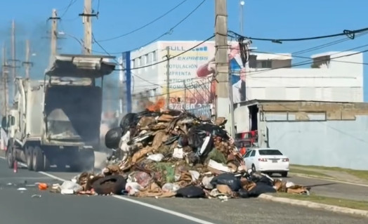 Video: Conductor de camión de basura evita incendio al deshacerse de la basura en la carretera